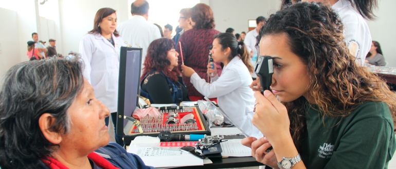 Tecnología Médica brinda campaña de salud visual a pobladores de El Agustino