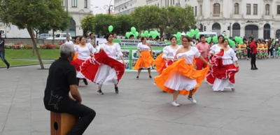 Colorido pasacalle villarrealino recorre Lima por nuestro 54 aniversario