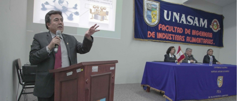 Rector villarrealino brinda conferencia para ingenieros industriales de Áncash